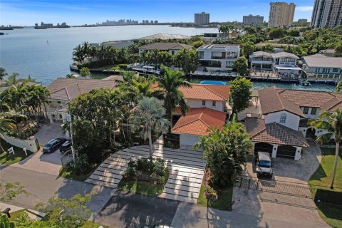 House in North Miami, Florida 5 bedrooms, 399.76 sq.m. № 1698121 - photo 5