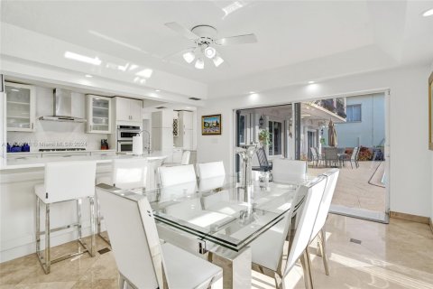 House in North Miami, Florida 5 bedrooms, 399.76 sq.m. № 1698121 - photo 25