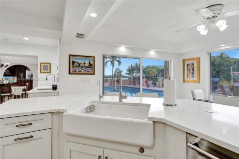 House in North Miami, Florida 5 bedrooms, 399.76 sq.m. № 1698121 - photo 28