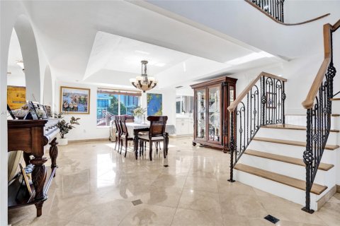 House in North Miami, Florida 5 bedrooms, 399.76 sq.m. № 1698121 - photo 29