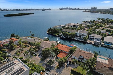 House in North Miami, Florida 5 bedrooms, 399.76 sq.m. № 1698121 - photo 4