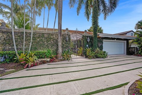 House in North Miami, Florida 5 bedrooms, 399.76 sq.m. № 1698121 - photo 14