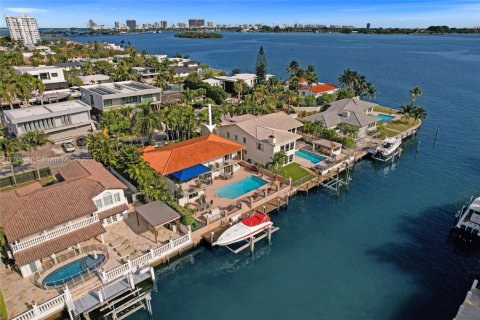 House in North Miami, Florida 5 bedrooms, 399.76 sq.m. № 1698121 - photo 13