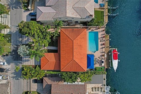 House in North Miami, Florida 5 bedrooms, 399.76 sq.m. № 1698121 - photo 12