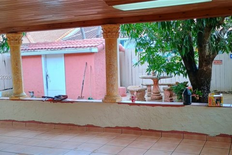 Casa en venta en Hialeah, Florida, 3 dormitorios, 108.14 m2 № 2001873 - foto 3