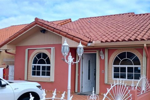 Casa en venta en Hialeah, Florida, 3 dormitorios, 108.14 m2 № 2001873 - foto 2