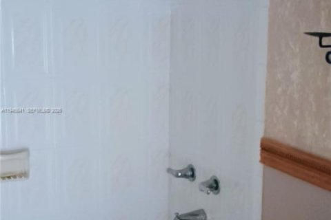 Casa en venta en Hialeah, Florida, 3 dormitorios, 108.14 m2 № 2001873 - foto 10