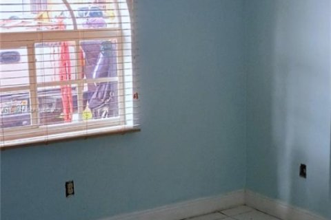 Casa en venta en Hialeah, Florida, 3 dormitorios, 108.14 m2 № 2001873 - foto 9