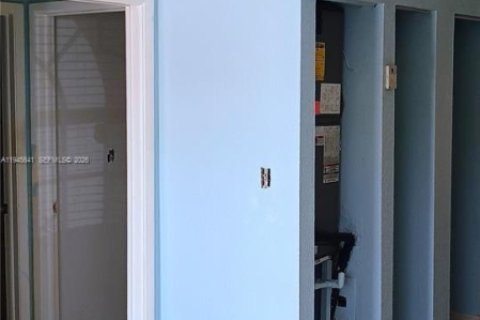 Casa en venta en Hialeah, Florida, 3 dormitorios, 108.14 m2 № 2001873 - foto 5