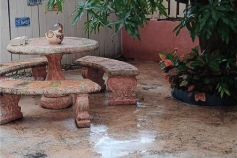 Casa en venta en Hialeah, Florida, 3 dormitorios, 108.14 m2 № 2001873 - foto 8