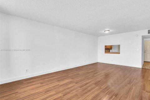 Condo in Miami, Florida, 1 bedroom  № 1825581 - photo 29