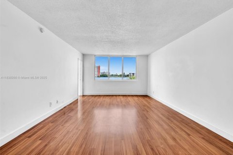Condo in Miami, Florida, 1 bedroom  № 1825581 - photo 22