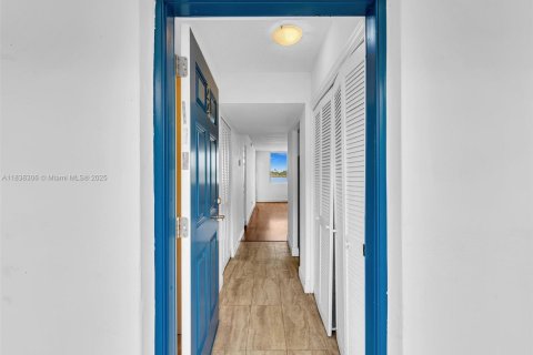 Condo in Miami, Florida, 1 bedroom  № 1825581 - photo 4