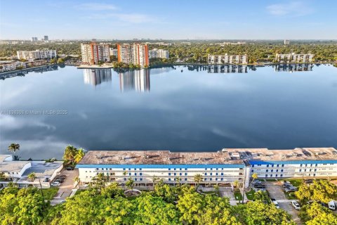 Condo in Miami, Florida, 1 bedroom  № 1825581 - photo 2