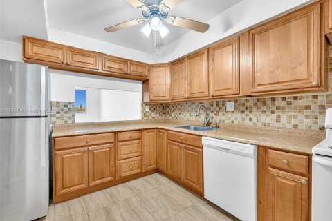Condo in Miami, Florida, 1 bedroom  № 1825581 - photo 9