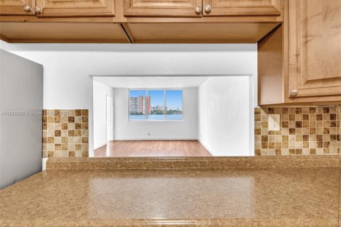 Condo in Miami, Florida, 1 bedroom  № 1825581 - photo 10