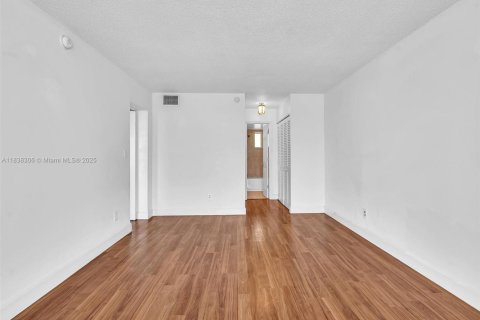 Condo in Miami, Florida, 1 bedroom  № 1825581 - photo 5
