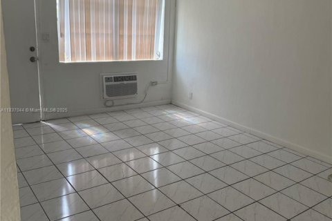 Condominio en alquiler en Hollywood, Florida, 1 dormitorio, 40.88 m2 № 1935285 - foto 4