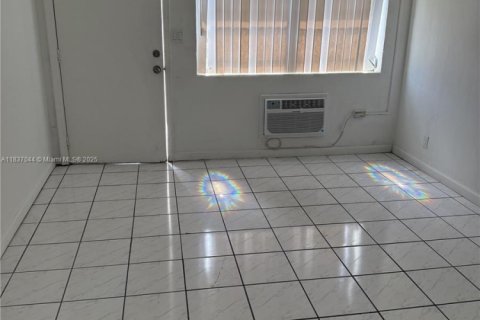 Condominio en alquiler en Hollywood, Florida, 1 dormitorio, 40.88 m2 № 1935285 - foto 3