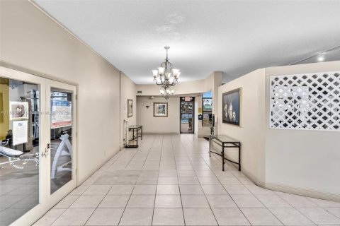 Condo in Hallandale Beach, Florida, 2 bedrooms  № 1966634 - photo 21