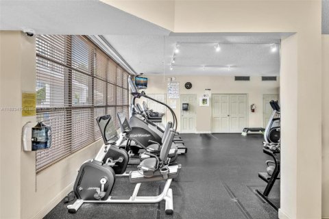 Condo in Hallandale Beach, Florida, 2 bedrooms  № 1966634 - photo 24
