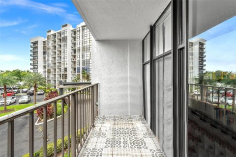 Condo in Hallandale Beach, Florida, 2 bedrooms  № 1966634 - photo 18