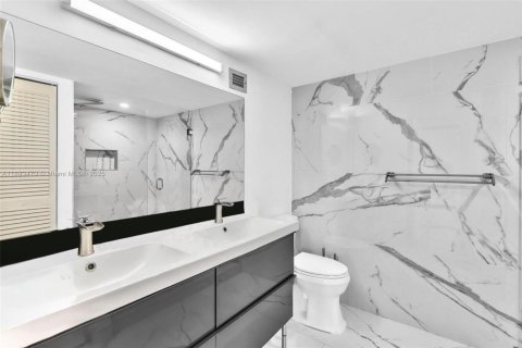 Condo in Hallandale Beach, Florida, 2 bedrooms  № 1966634 - photo 11