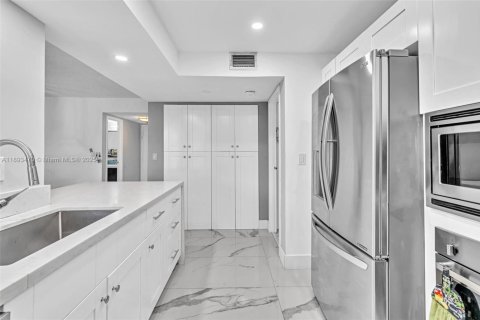 Condo in Hallandale Beach, Florida, 2 bedrooms  № 1966634 - photo 4