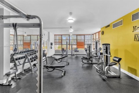 Condo in Hallandale Beach, Florida, 2 bedrooms  № 1966634 - photo 23