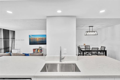 Condo in Hallandale Beach, Florida, 2 bedrooms  № 1966634 - photo 5