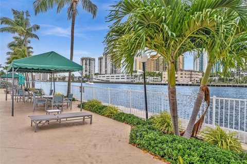 Condo in Hallandale Beach, Florida, 2 bedrooms  № 1966634 - photo 26