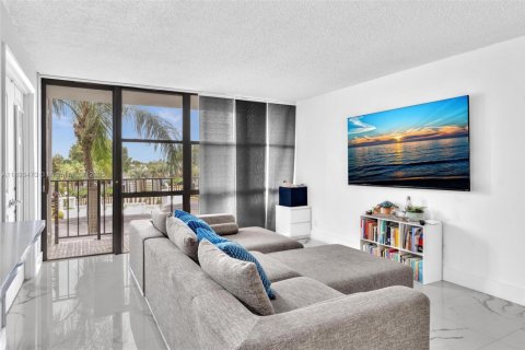 Condo in Hallandale Beach, Florida, 2 bedrooms  № 1966634 - photo 13