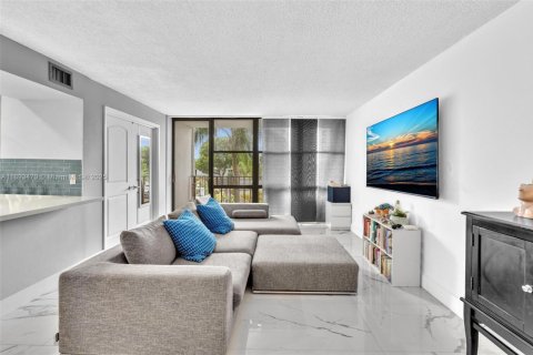 Condo in Hallandale Beach, Florida, 2 bedrooms  № 1966634 - photo 12