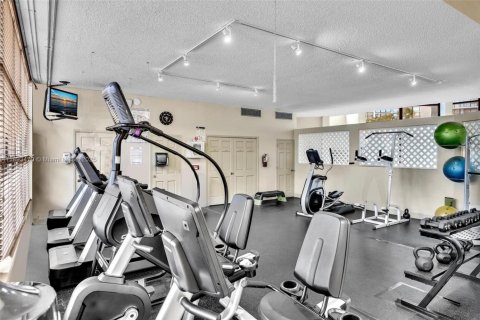 Condo in Hallandale Beach, Florida, 2 bedrooms  № 1966634 - photo 25