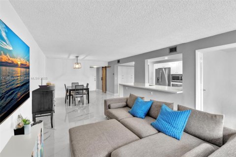 Condo in Hallandale Beach, Florida, 2 bedrooms  № 1966634 - photo 1