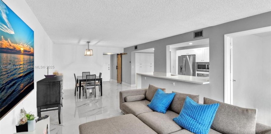 Condo in Hallandale Beach, Florida, 2 bedrooms  № 1966634