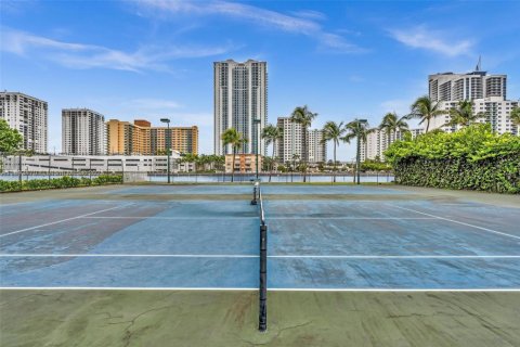 Condo in Hallandale Beach, Florida, 2 bedrooms  № 1966634 - photo 30