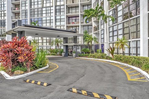 Condo in Hallandale Beach, Florida, 2 bedrooms  № 1966634 - photo 20