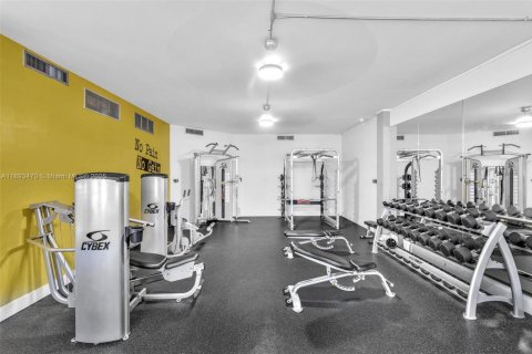 Condo in Hallandale Beach, Florida, 2 bedrooms  № 1966634 - photo 22