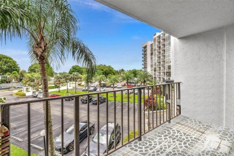 Condo in Hallandale Beach, Florida, 2 bedrooms  № 1966634 - photo 19