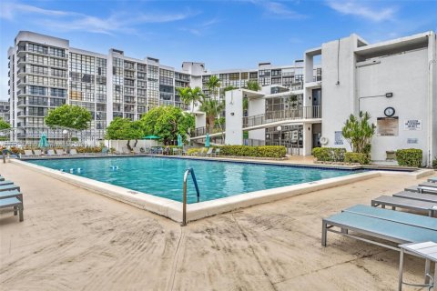 Condo in Hallandale Beach, Florida, 2 bedrooms  № 1966634 - photo 28