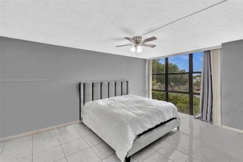Condo in Hallandale Beach, Florida, 2 bedrooms  № 1966634 - photo 15