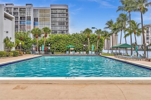 Condo in Hallandale Beach, Florida, 2 bedrooms  № 1966634 - photo 29