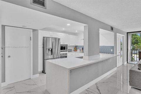 Condo in Hallandale Beach, Florida, 2 bedrooms  № 1966634 - photo 6