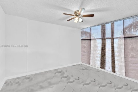Condo in Hallandale Beach, Florida, 2 bedrooms  № 1966634 - photo 17