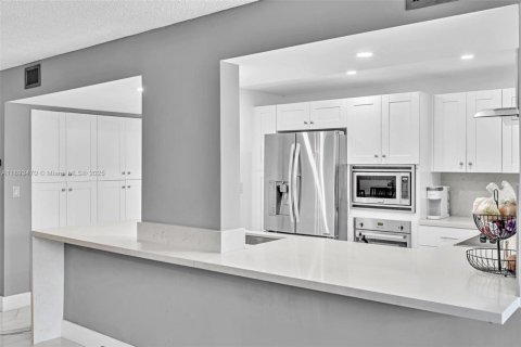 Condo in Hallandale Beach, Florida, 2 bedrooms  № 1966634 - photo 3