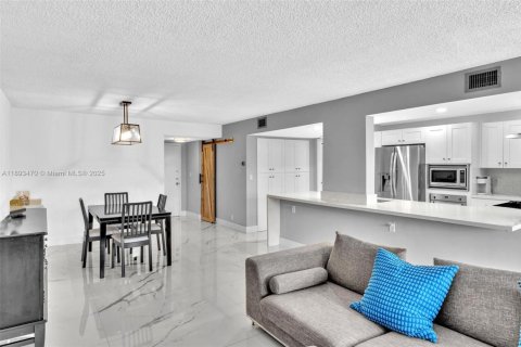 Condo in Hallandale Beach, Florida, 2 bedrooms  № 1966634 - photo 9
