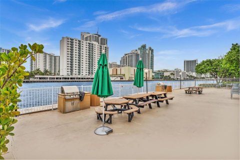 Condo in Hallandale Beach, Florida, 2 bedrooms  № 1966634 - photo 27