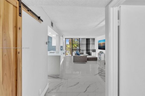Condo in Hallandale Beach, Florida, 2 bedrooms  № 1966634 - photo 16