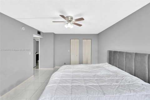 Condo in Hallandale Beach, Florida, 2 bedrooms  № 1966634 - photo 14